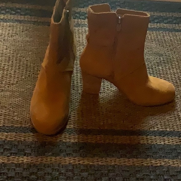 UGG short suede boots - Picture 1 of 1